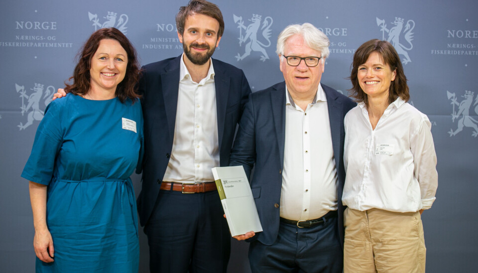 Utvalgsmedlem Katrine Broch Hauge, næringsminister Jan Christian Vestre, utvalgsleder Ernst Nordtveit og utvalgsmedlem Jøril Mæland.