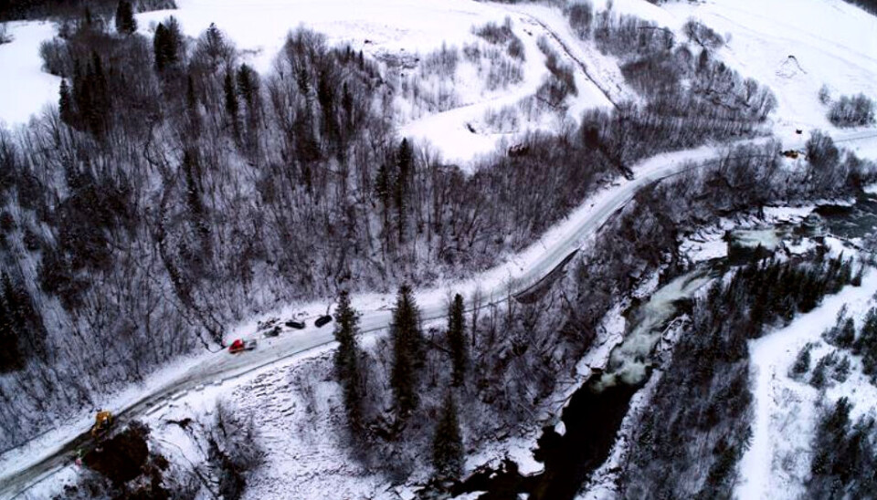 Dronebilde av Årbogfossen og fylkesvei 6328 i Åfjord kommune