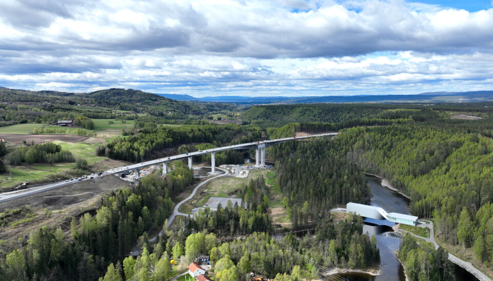 Statens vegvesen har bygget ny E16 i Jevnaker og inn i Ringerike på budsjett. 7. juli åpner samferdselsminister Jon-Ivar Nygård Randselva bru for trafikk. Brua er nærmeste nabo til the Twist: En annen konstruksjon som vekker internasjonal interesse.