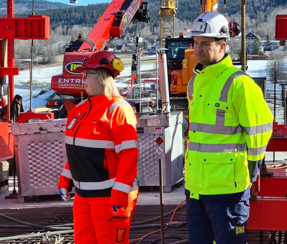 Prosjektdirektør Ingunn Foss i Statens vegvesen, og Mathias Fabich administrerende direktør i PNC Norge ser frem til åpningen av Randselva bru. Bildet er tatt da brua var ferdig støpt i mars.
