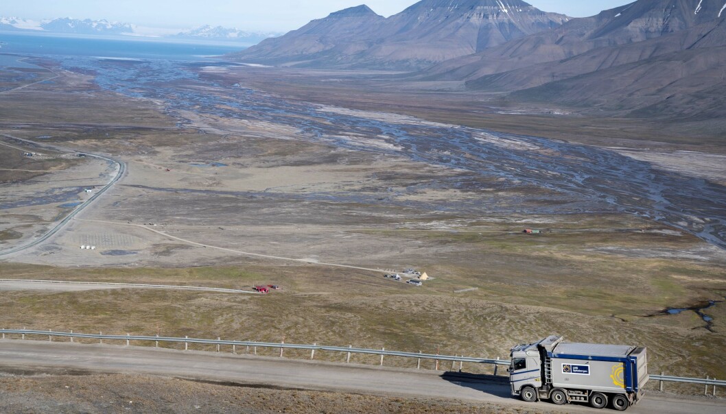 MAJESTETISK: Det er nærmest som et maleri når kullbilen fra LNS kjører utover Adventdalen fra Gruve 7 mot utskipningskaia i Longyearbyen. MAJESTETISK: Det er nærmest som et maleri når kullbilen fra LNS kjører utover Adventdalen fra Gruve 7 mot utskipningskaia i Longyearbyen.
