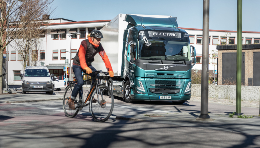 Volvo Trucks har ett nytt sikkerhetssystem som hjelper med å beskytte fotgjengere og syklister. Systemet involverer en dobbel radar på hver side av lastebilen i tillegg til kamera-støttede funksjoner.