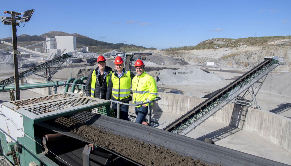 Fra venstre: Stian Wilhelmsen, Tom Wilhelmsen og Gilberto Enkerlin (daglig leder i Tom Wihelmsen AS) på besøk ved CDEs vaskeanlegg satt opp hos Velde AS i Sandnes.