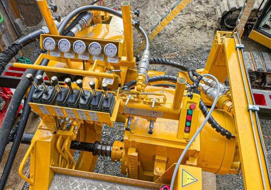 Riggen opereres hydraulisk, som andre rigger av samme type. Men her leveres den hydrauliske kraften av en elektrisk powerpack i stedet for en dieselmotor.