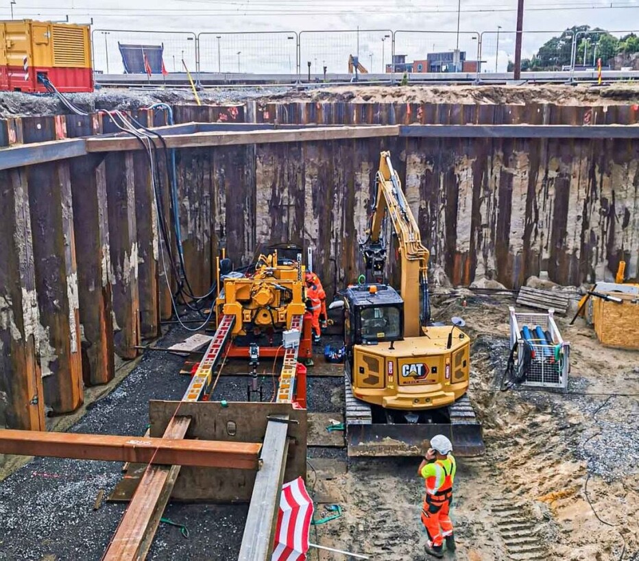 Olimb Anlegg AS er i gang med boring av rørtraseer på prosjektet E18/E39 Gartnerløkka - Kolsdalen i Kristiansand. Et utslippsfritt pilotprosjekt for Statens vegvesen, og det er første gang en slik boring utføres elektrisk i Norge, ifølge selskapet.