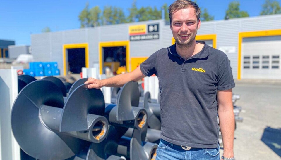 Prosjektleder Kristian August Olimb i Olimb Anlegg. Skruene t.v. er såkalte «navere», som skrur masser ut av hullet under en pilotrørsboring.