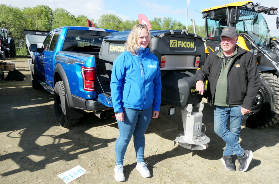 GLEDER SEG: Jan Hestbråten og kollega Tonje Haugen fra Sigurd Stave Maskin AS på plass da den første Ficon-utleggeren montert på Raptor pickup ble presentert på Vemas-standen på NNBA-messen i Tromsø.