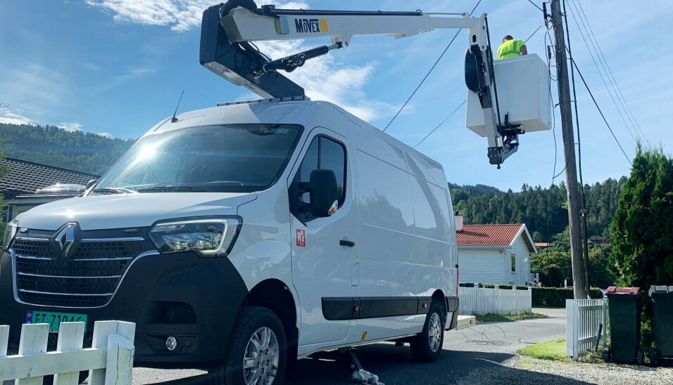 I DRIFT: Her er bilen i aksjon ved en lyktestolpe.