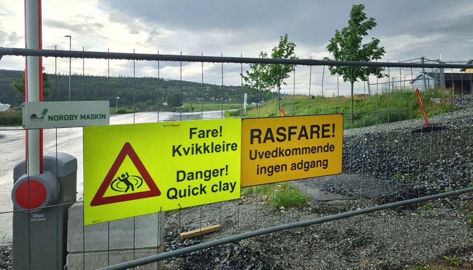 Kvikkleireskiltet står ved en av innkjøringene til rasområdet i Gjerdrum, der det arbeides med å stabilisere grunnen.