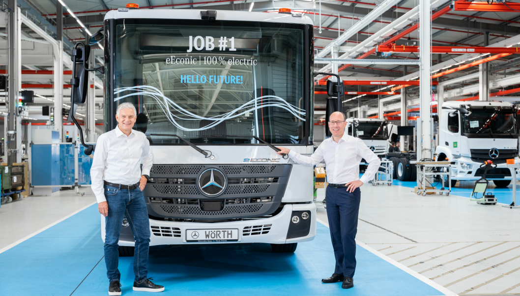 FØRSTE: Den første eEconic som rullet av samlebåndet ved fabrikken i Wörth ble tatt imot av Dr. Ralf Forcher (t.v.), sjef for Mercedes-Benz Special Trucks og Dr. Andreas Bachhofer, produksjonssjef og fabrikksjef ved Wörth fabrikken.