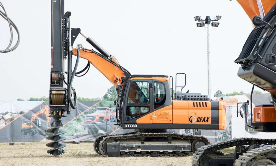 BOREMASKIN: En Doosan-graver som er bygget til å være en boremaskin med spesialaggregat og jordbor montert.
