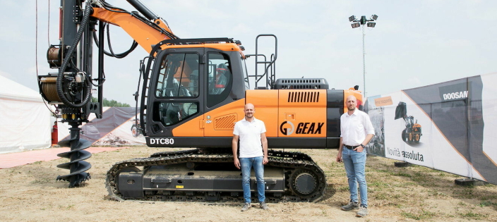 AVTALE: Doosan leverer bæremaskiner til Geax-utstyret, og en rekke maskiner er allerede produsert og levert. Fra venstre. Alessandro Baldazzi (salgssjef Geax) og Christian Randi (ettermarkedssjef for Doosan Infracore i Sør-Europa).