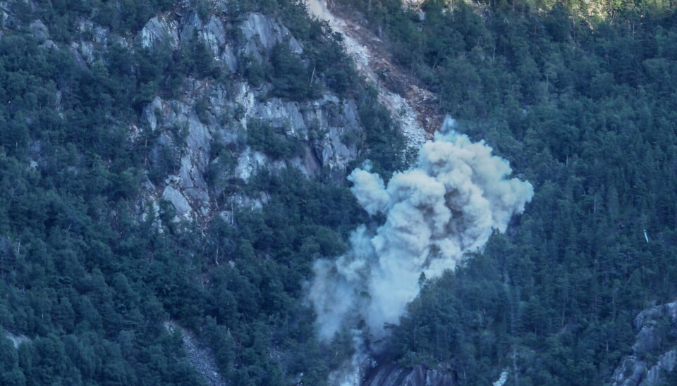 SPRENGNING: Statens vegvesen sprengte ned stein som lå igjen etter skredet på riksvei 13 i Hardanger. Foto: Arvid Aga