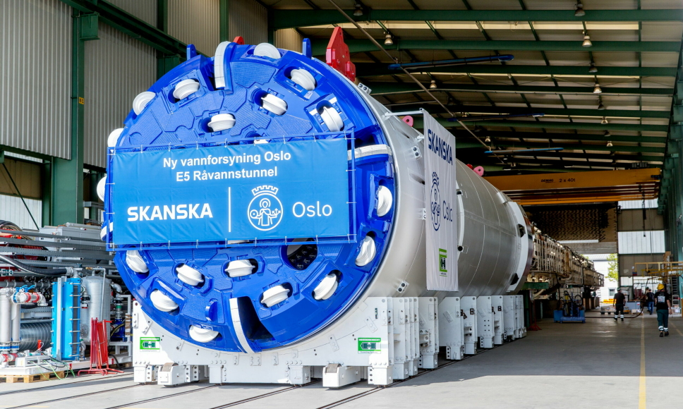 FERDIG: Den første av to TBM-maskiner fra Herrenknech som skal benyttes til å drive ny råvanntunnel fra Holsfjorden til Huseby i Oslo for Oslo kommune, Vann- og avløpsetaten. Maskinen er nesten 300 meter lang. Foto: Herrenknecht.