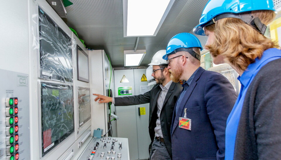 KONTROLLROMMET: Dette er selve hjertet i maskinen. Leon Eide og kollega Guro Isachsen får omvisning av en representant fra Herrenknecht. Foto: Herrenknecht KONTROLLROMMET: Dette er selve hjertet i maskinen. Leon Eide og kollega Guro Isachsen får omvisning av en representant fra Herrenknecht. Foto: Herrenknecht