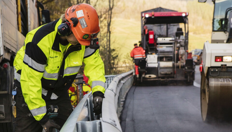 KOMPETANSE: Kompetanse ved oppsetting, drift, vedlikehold og kontroll av rekkverk bidrar til å heve kvaliteten på disse livreddende sikkerhetstiltakene. Foto: TSF KOMPETANSE: Kompetanse ved oppsetting, drift, vedlikehold og kontroll av rekkverk bidrar til å heve kvaliteten på disse livreddende sikkerhetstiltakene. Foto: TSF