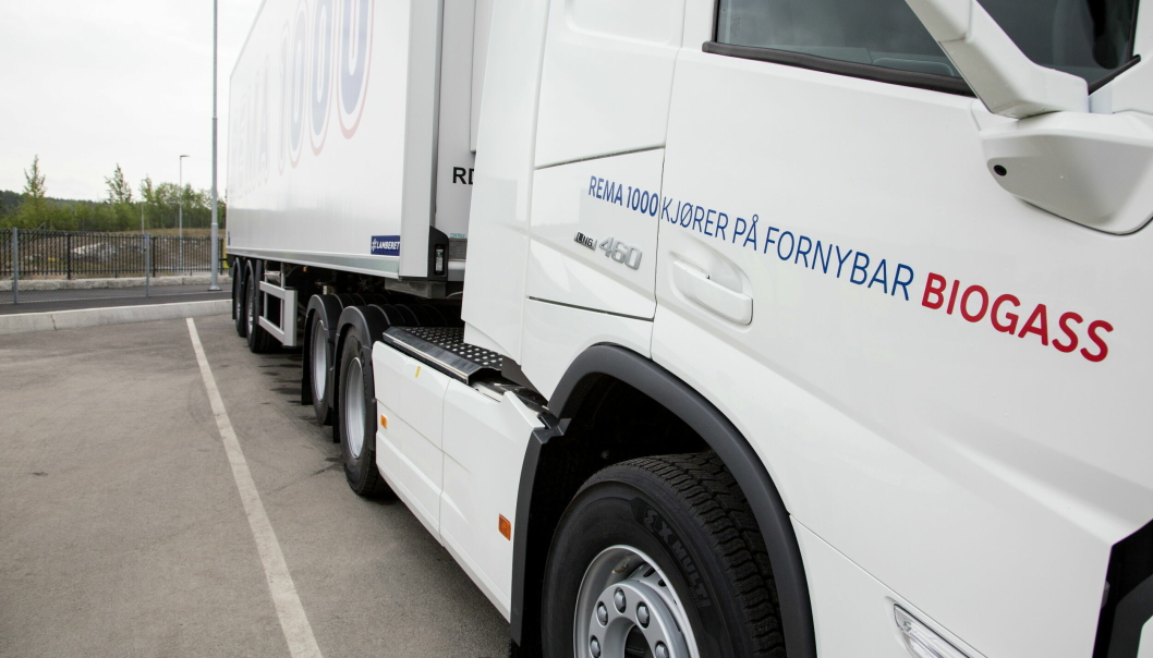Rema 1000 har investert i 12 biler med flytende biogass fra Volvo Trucks., og kan nå glede seg over kostnadskutt som følge av gratis bompasseringer.
