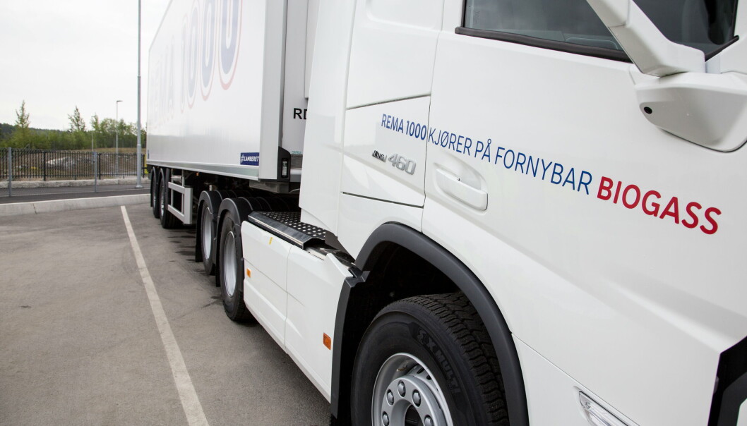 Rema 1000 har investert i 12 biler med flytende biogass fra Volvo Trucks., og kan nå glede seg over kostnadskutt som følge av gratis bompasseringer. Rema 1000 har investert i 12 biler med flytende biogass fra Volvo Trucks., og kan nå glede seg over kostnadskutt som følge av gratis bompasseringer.