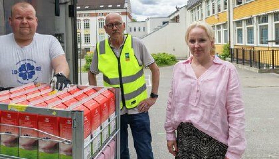 Skolestarten nærmer seg. Vi har ingen barn å miste i trafikken, sier Marianne Mittet Solbraa i Trygg Trafikk og Guttorm Tysnes (i midten) i Norges Lastebileier-Forbund. Her sammen med Tine-sjåfør Ole Oden.
