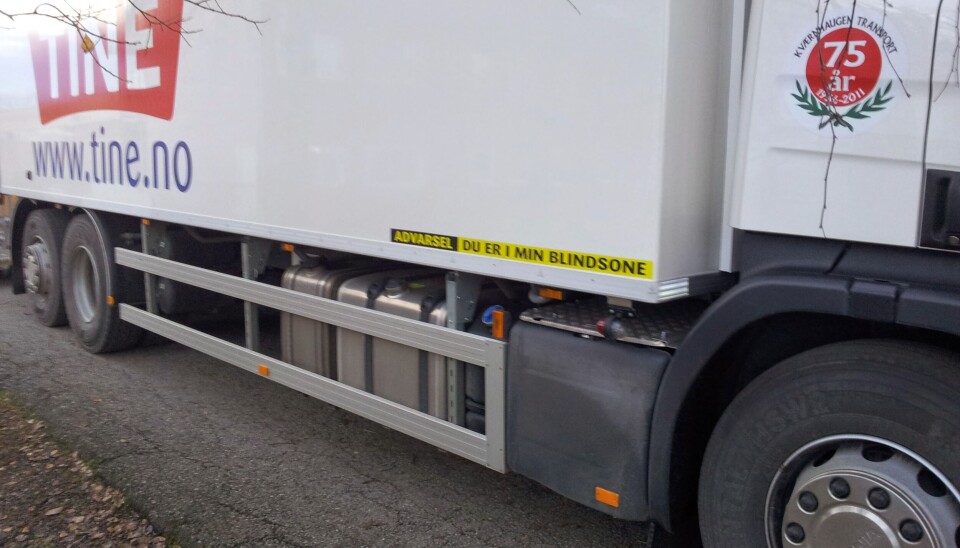Det er mange store blindsoner på en lastebil. Dette er en dårlig match med at de fleste skoler har varelevering i skolegården.