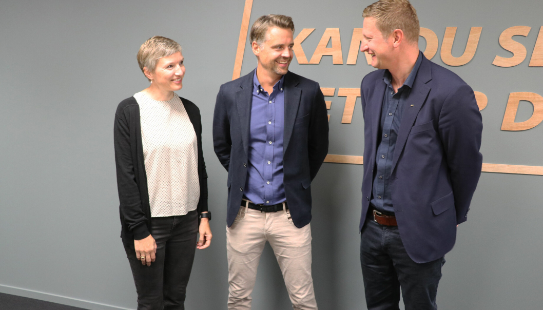 Anny Øen og Lars Myhre Hjelmeset er nye medlemmer av konsernledelsen hos AF. Her står de sammen med Amund Tøftum (t.h.) som er konsernsjef i AF Gruppen.