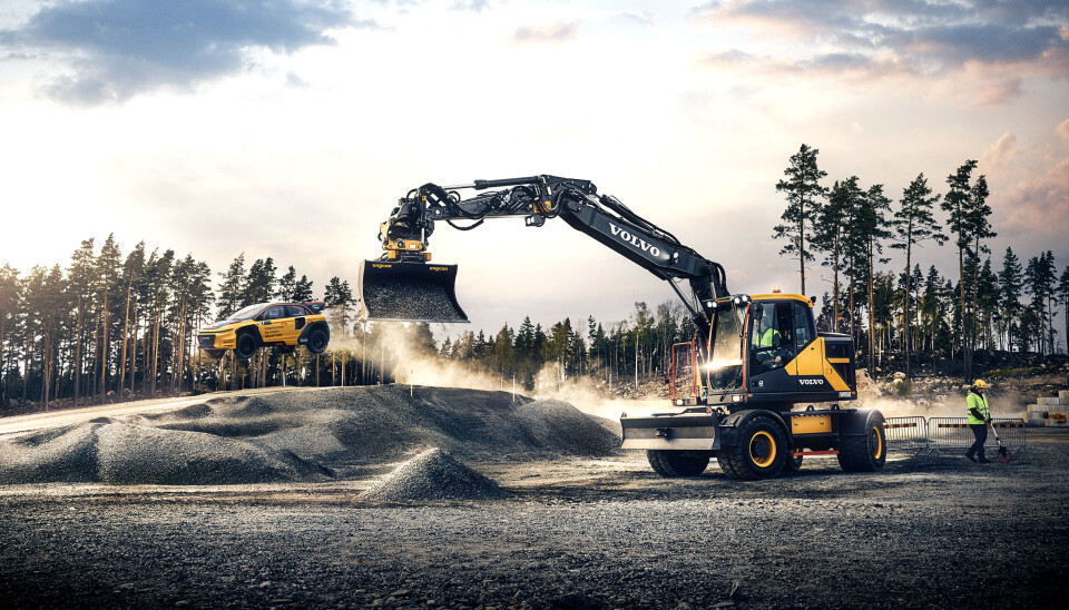 Volvo CE bygger banene som brukes i elektriske FIA World Rallycross Championchip. Den elektriske bilen som er i lufta er en del av et «Construction-team» som deltar i serien. NB: Bildet er ikke fra Hell.