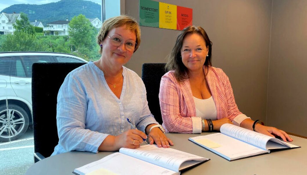 Fra venstre: Avdelingsdirektør infrastruktur og vei, Dina Lefdal, og daglig leder i Lesja Bulldozerlag, Ann-Kathrin Storhaug Von Rappe signerte kontrakt på veidelen av bruprosjektet i Solund.