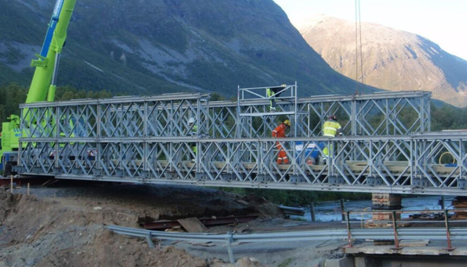 I løpet av ca. én uke skal midlertidige bruer erstatte noen få av fagverksbruene som er blitt stengt etter brukollapsen på Tretten. Illustrasjonsbilde av midlertidig bru.