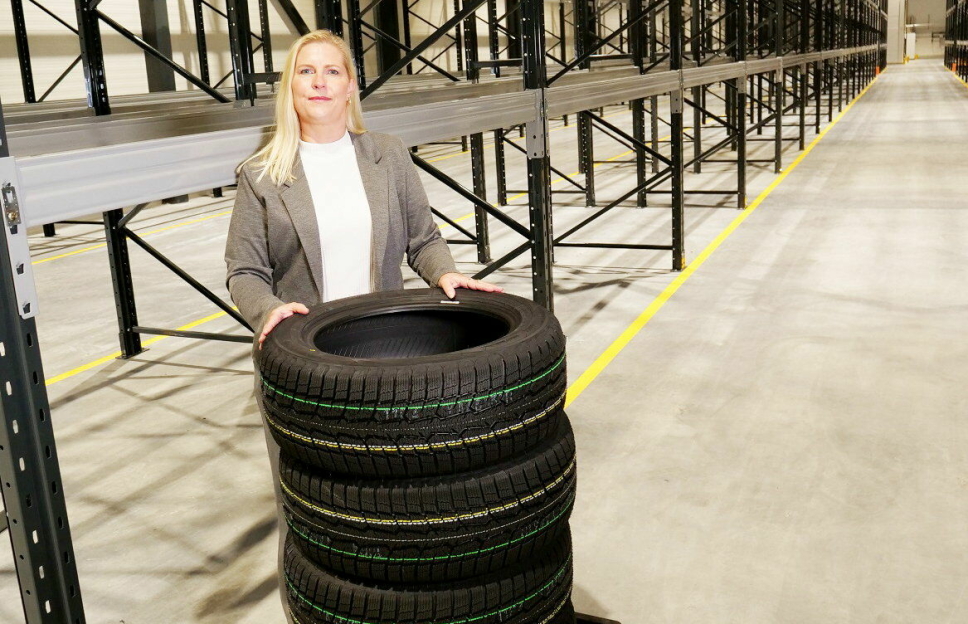 Line Brenna, salgssjef i Tyre Trust, i selskapets dekkfasiliteter i Vestby.