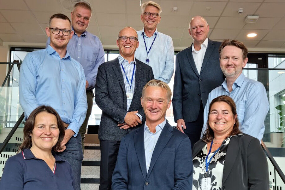 Alle på et brett: I front står Kjersti Kanne, fra Baneservice, Thor Øivind Lund Ødegaard og Annelin Ottesen fra Bane Nor. Bak dem står Daniel Hatcher fra Baneservice, Sverre Kjenne og Fredrik Kirsebom, fra Bane Nor, mens Ole Strøm fra Baneservice, Morten Kirkerud fra Bane Nor og Manuel Borras fra Azvi danner baktroppen.