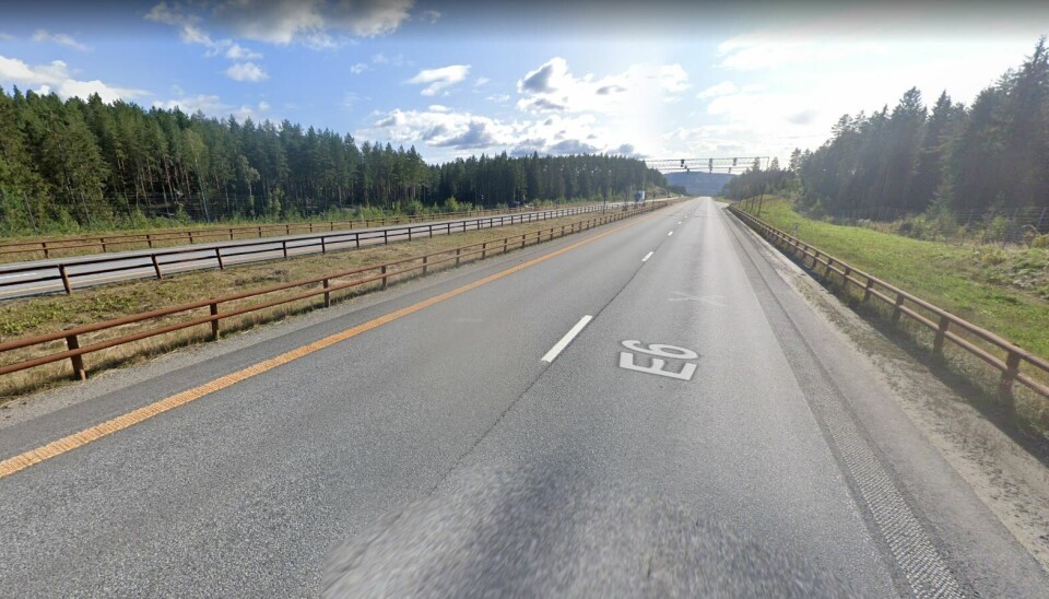 Rekkverket i cortenstål som ble satt opp som et pilotprosjekt da ny E6 i Innlandet ble bygget, fungerer ikke som forventet. På deler av strekningen mellom Kolomoen og Dal skal det nå byttes ut med rekkverk i galvanisert stål. Foto: Goolge Maps