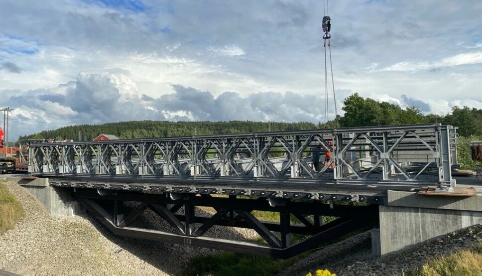 Snart kan den midlertidige brua som blir lagt over Moumbekken bru på rv. 22 i Fredrikstad, tas i bruk.