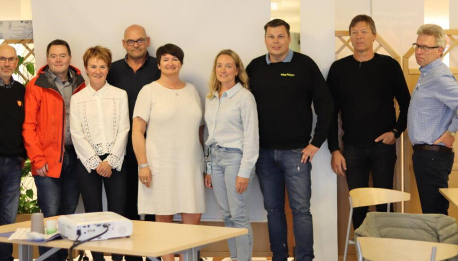F.v. Kjell Roar Robertsen (prosjektleder Troms og Finnmark fylkeskommune), Jonny Berg, Eirin Anne Blix, Øyvind Strømseth (leder for avdeling Vei i Troms), Mona Benjaminsen (ordfører i Karlsøy), Nina Hansen, Simen Workinn (Entreprenør Thor og Bjørnar Workinn AS), Yngve Opgård, Alf Lorentsen