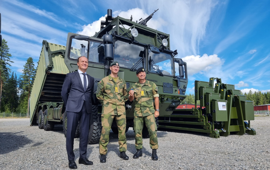 F.v: Michael Wittinger i Rheinmetall MAN Military Vehicles (RMMV), general Øyvind Johan Kvalvik i Forsvarsmateriell og brigadér Frode Ommundsen i Hæren. Kvalvik har akkurat overlevert nøklene til HX-en som står bak dem til Ommundsen.