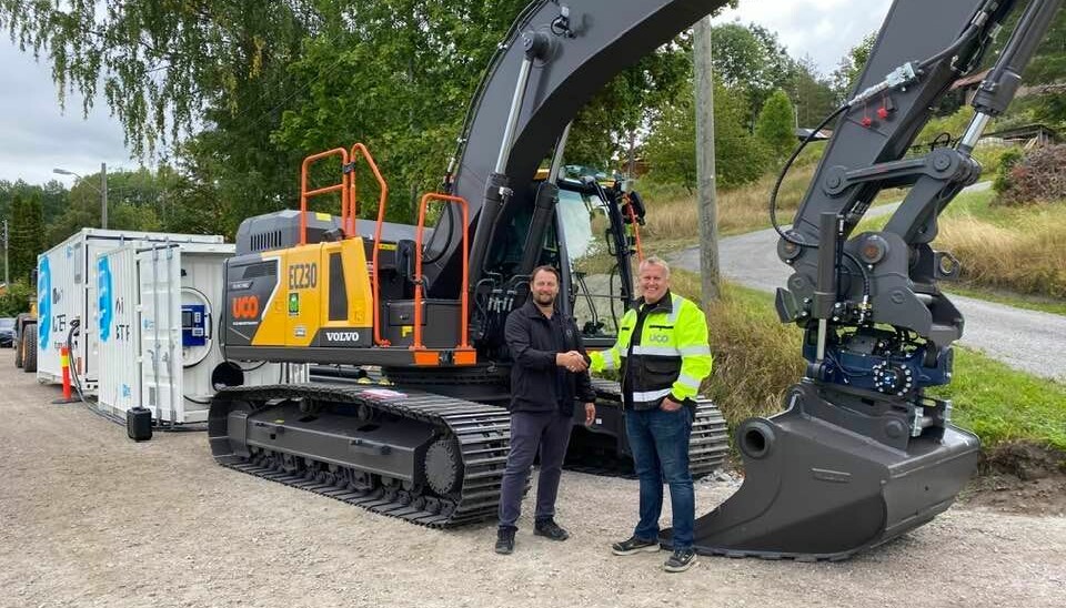 Stian Haukenes, distriktssjef i Volvo Maskin og Ole Andreas Zahl Eriksen, salgskonsulent anleggsmaskiner i UCO, under overleveringen. Overleveringen skjedde på plassen til en av UCOs kunder.