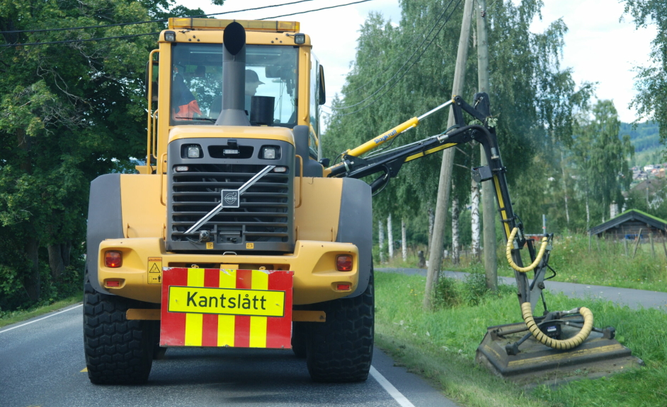 Kantklipp er en av oppgavene driftsentreprenørene må gjøre langs fylkesveiene i Innlandet.