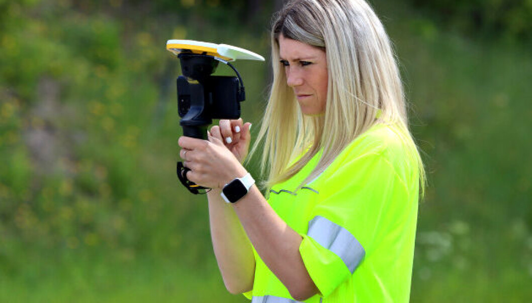 Prosjekteringsleder Lisbeth Lehn Fosse tar med 3D-modellen ut slik at hun kan se den nye veien i terrenget. Prosjekteringsleder Lisbeth Lehn Fosse tar med 3D-modellen ut slik at hun kan se den nye veien i terrenget.