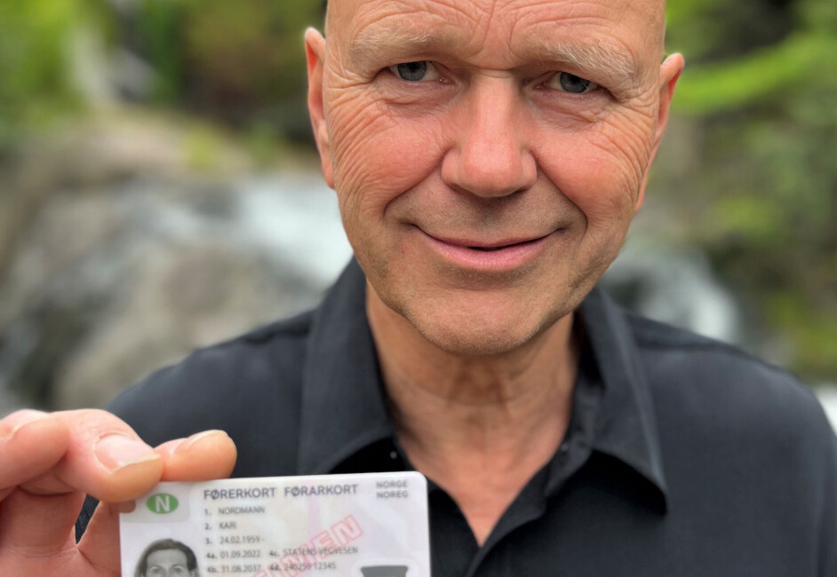 John Erik Kristiansen i Statens vegvesen holder her frem den nye typen førerkort som blir utstedt fra 1. september 2022. Det er denne typen du mottar når du erstatter ditt utgående plastlaminerte førerkort innen nyttår.