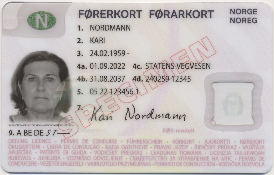 Slik er utseende på det nye førerkortet leveres fra 1. september 2022. Som noen kanskje seg, er det bilde av veidirektør Ingrid Dahl Hovland på dette «Kari Nordmann»-førerkortet.