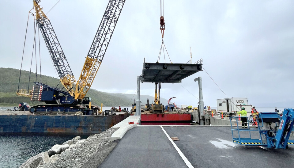 Ferjeforbindelsen E6 Bognes-Skarberget i Nordland stenges i tre måneder fra og med 1. september 2022. Det blir omkjøring over forbindelsen rv. 827 Drag-Kjøpsvik. Disse to forbindelsene har vært stengt annenhver gang i perioder. Bilde fra da ny ferjebru ble heist på plass på rv. 827 Drag-Kjøpsvik tidligere.