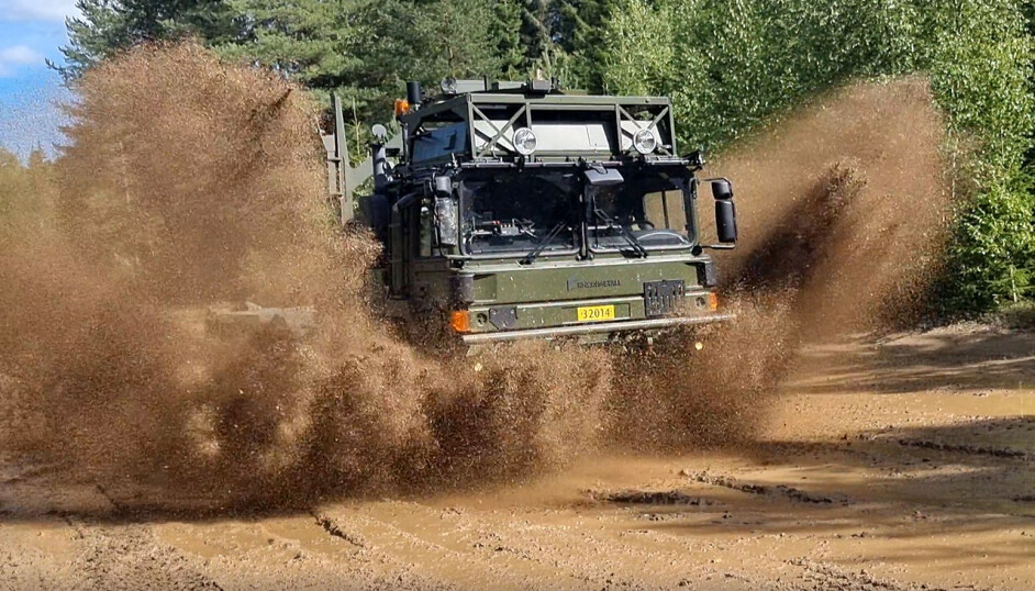 Det var godt løft i vann og sandjord da major Hans Arne Rasmussen fra Forsvarsmateriell suste gjennom skogsløypa på Sessvollmoen.