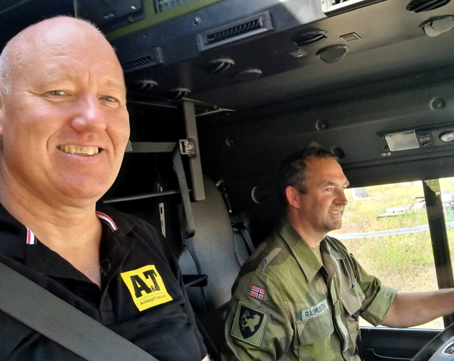 AT.no-journalist Hans Kristian Barbøl og major Hans Arne Rasmussen hadde på sine bredeste smil i skogsløypa. Det var rett og slett barnslig moro. Samtidig gir bakgrunnen til at Norge trenger militære kjøretøy, og ikke minst bakteppet med den russiske invasjonen i Ukraina, grunn til en rolig ettertanke når man hadde «landet» etter kjøreturen.