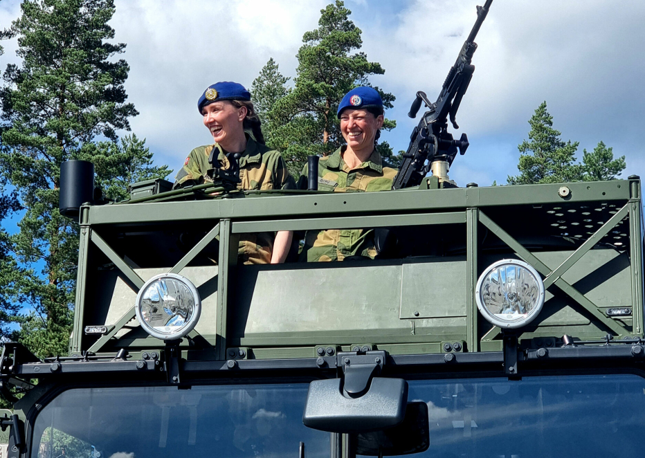 Bataljonsjef Nina-Sofie Berg i Stridstrenbataljonen (t.h.) og kompanisjef Monica Hongset i Stridstrenkompani 5, i Brigade Nord, var strålende fornøyde med å få på plass et tosifret antall HX 8x8 lastevogner i bataljonen i tiden fremover.