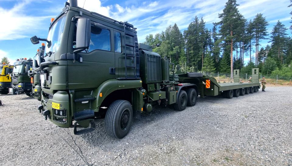 TG 6x6 trekkvogn med oppusset eldre semitrailer laste NM155F2.