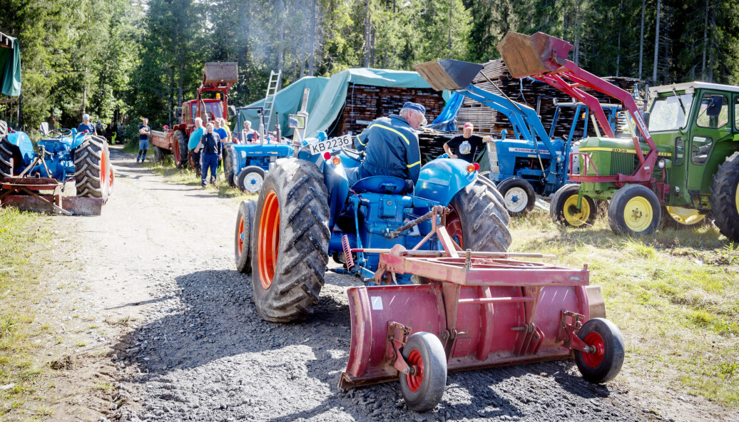 FAMILIETRAKTOR: Olav Langehaug planerer massene med sin Fordson Mario fra 1956. Den har vært i familien siden den var ny. FAMILIETRAKTOR: Olav Langehaug planerer massene med sin Fordson Mario fra 1956. Den har vært i familien siden den var ny.