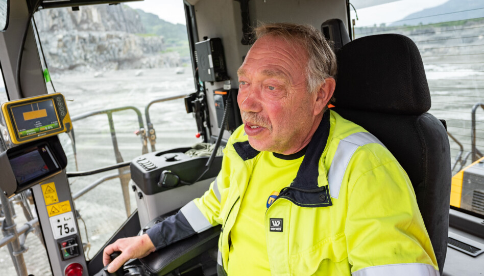 ERFARING: Med mange års erfaring fra alle slags maskiner stortrives Magne Natland i Komatsu-hjullasterne.
