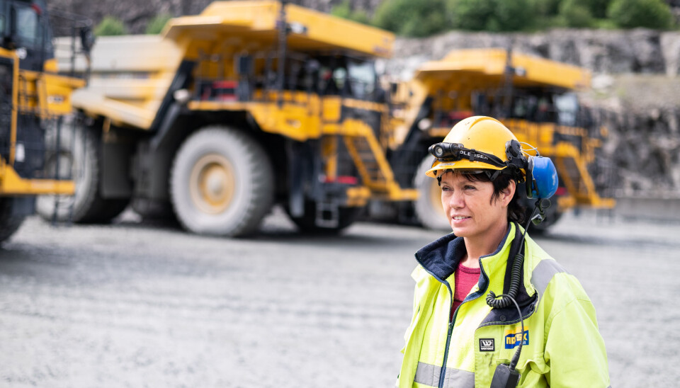 MODERNE: Heidi Stene har latt seg imponere av det moderne interiøret på Komatsu HD785.Click to add image-byline