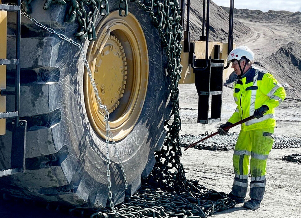 Her er 2,6 tonn metall på vei til å bli montert på ett av 990-ens hjul.
