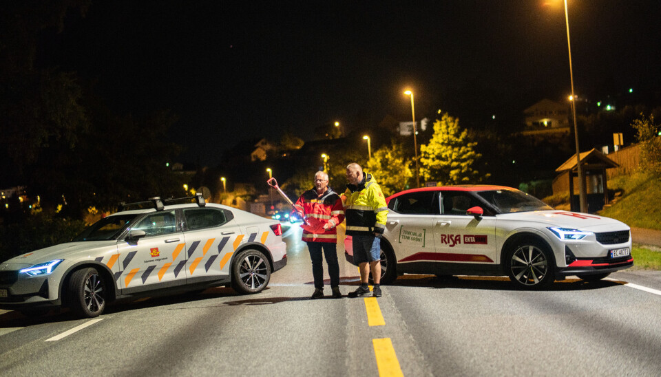 Vegvesenets prosjektleder Tor Skårland overrakte Risas prosjektleder Einar Skavland en symbolsk gave ved oppstart av driftskontrakten: En spade.