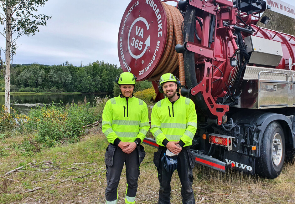 Ruben Bjerknes (t.v.) og Jon Eirik Gårdhammer er operatører i Ringerike Miljøservice.